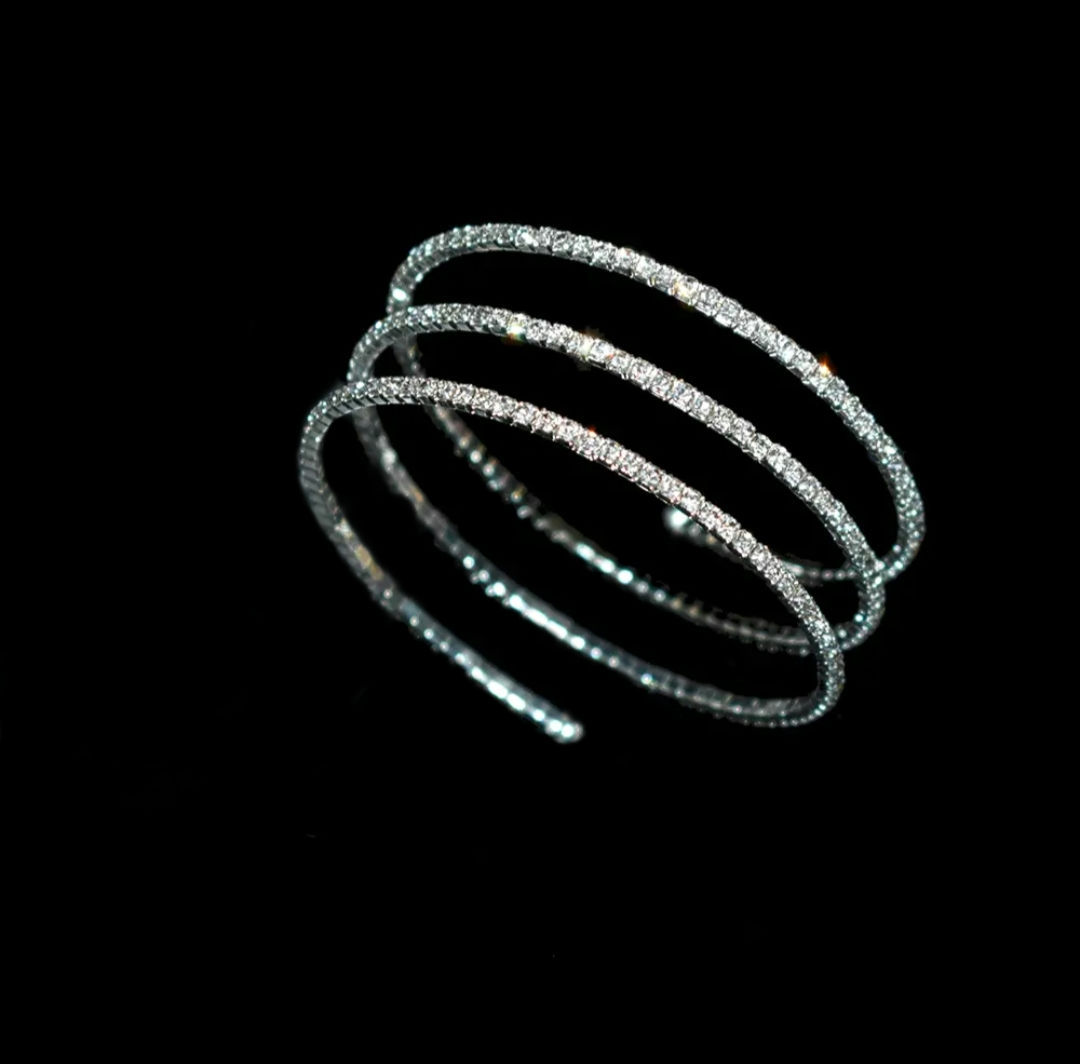 Серебряный браслет-пружина со стразами