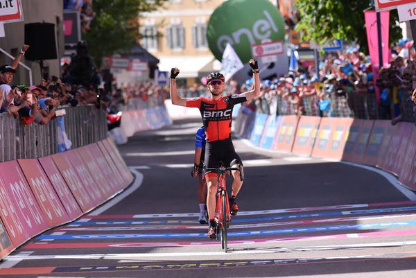 Tejay van Garderen vence etapa explosiva, Dumoulin resiste a todos os ataques