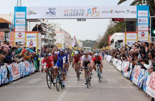 Gaviria vence entre a nata do sprint e é o primeiro líder da Algarvia