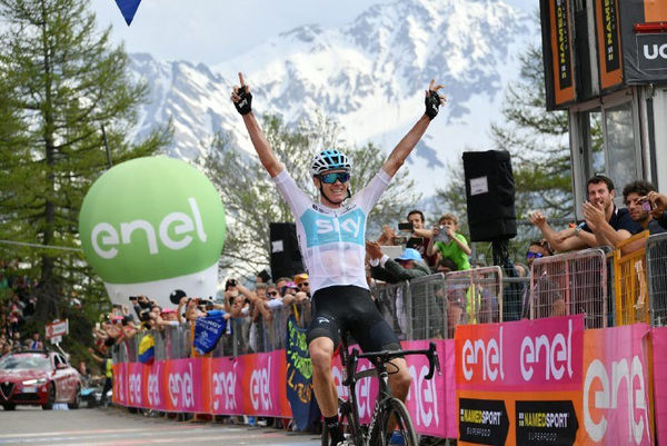 Froome toma de assalto o Giro com exibição demolidora em jornada épica