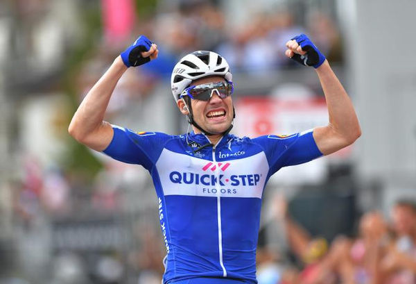 Schachmann dá mais uma à Quick-Step, Yates quebra pela primeira vez