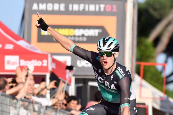 Sam Bennett fecha Giro com 3ª vitória
