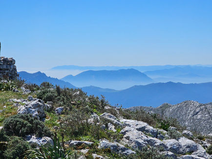 Blick vom Gipfel des Monte Albo, Wanderung im April