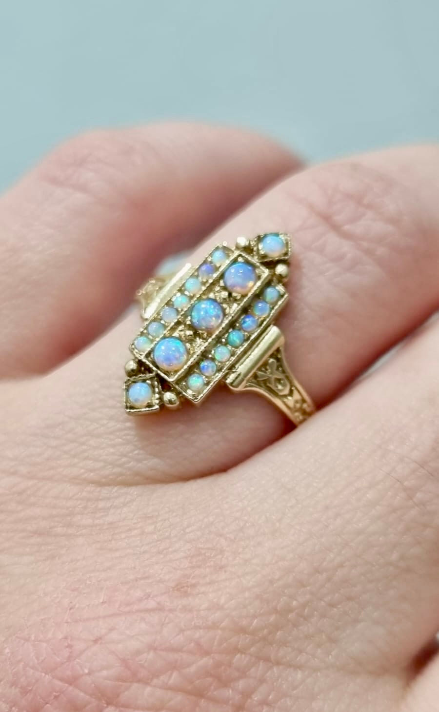 Thumbnail: Vintage English 9K Gold Opal Ring