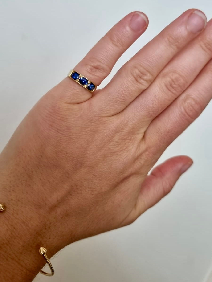 Thumbnail: Antique Continental Natural 3 Stone Sapphire Band Stacking Ring