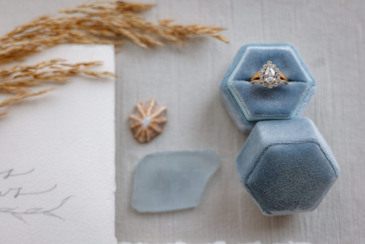 ring box with seashell details 