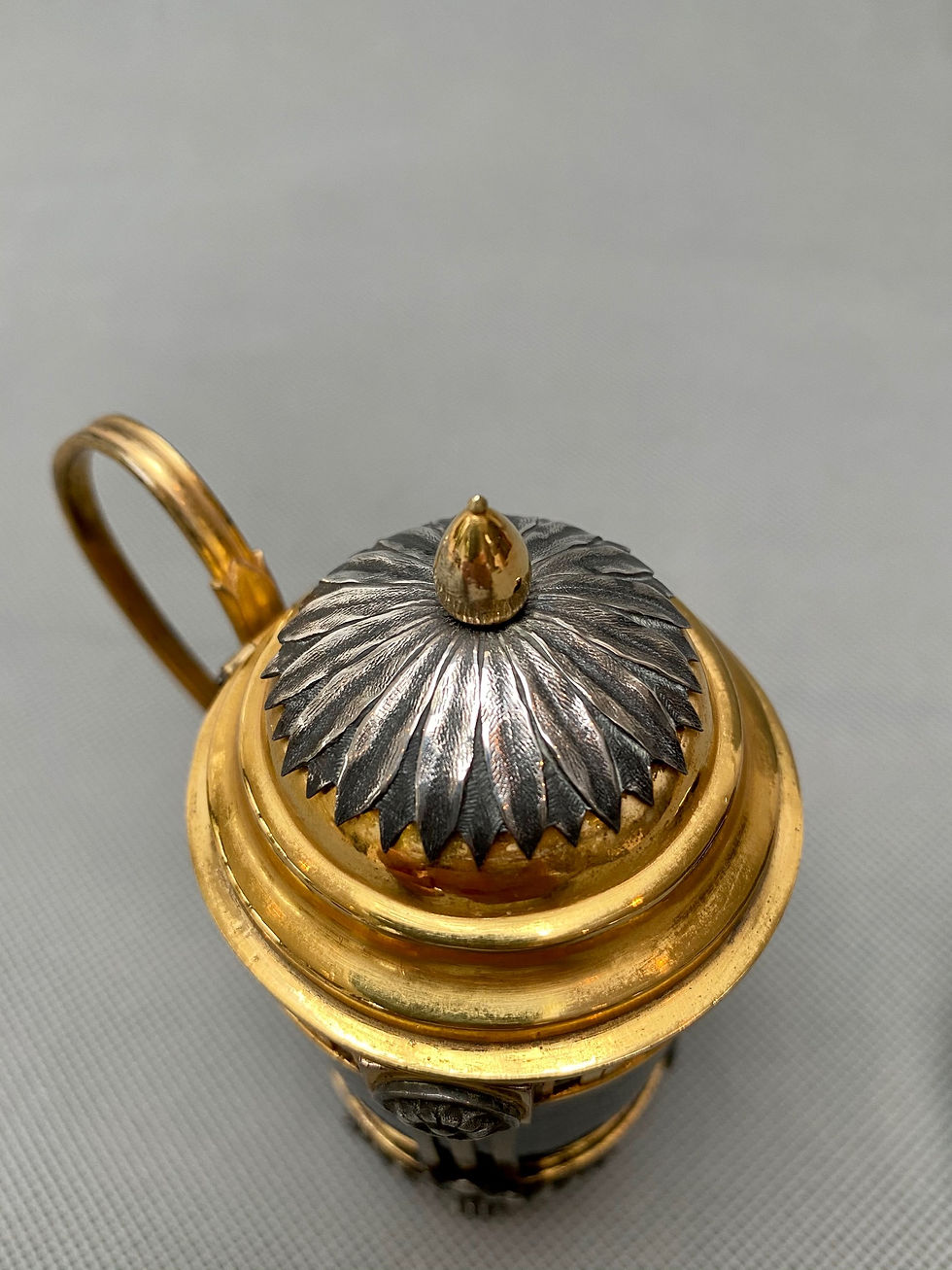 Miniature : Salière et moutardier Belge du XVIIIe siècle en bronze doré et argenté