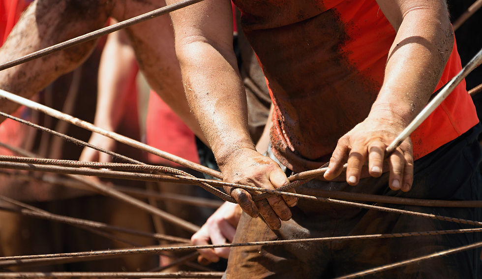 Menschen kämpfen sich durch ein Hindernis mit gespannten Seilen und Schlamm – Symbol für Rückschläge und Durchhaltevermögen