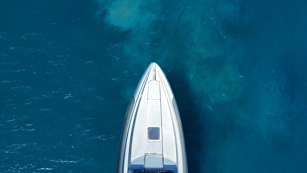 Boot steuert zielgerichtet über das Meer – Symbol für Klarheit, Richtung und ein inneres Warum.