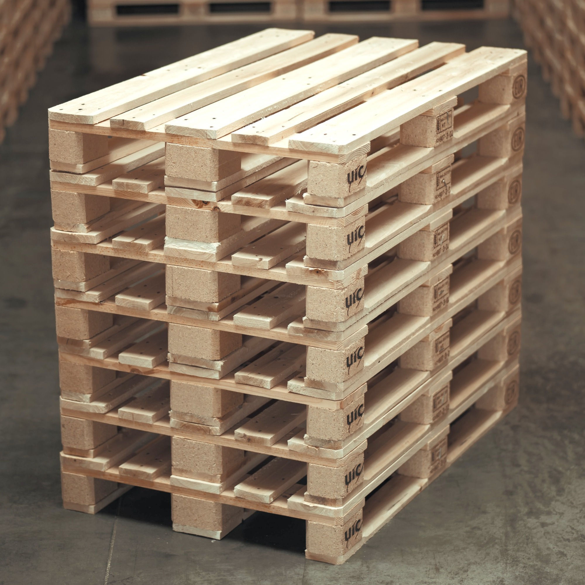 UIC-EUR raklap préselt tőkés