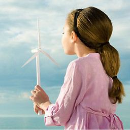 Mädchen mit Windmühle Spielzeug