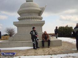 T-Motoriders στην Βουδιστική Στούπα