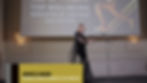 Opkomst van iemand op het podium tijdens een event