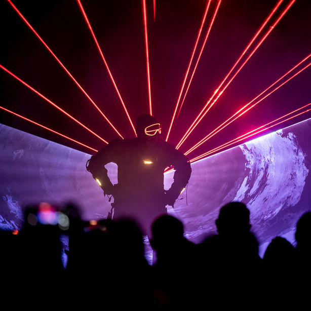 Waanzinnige ledpakken act samen met lasershow
