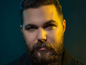 Retrato estilizado do diretor Robert Eggers, conhecido por filmes como A Bruxa, O Farol e O Homem do Norte