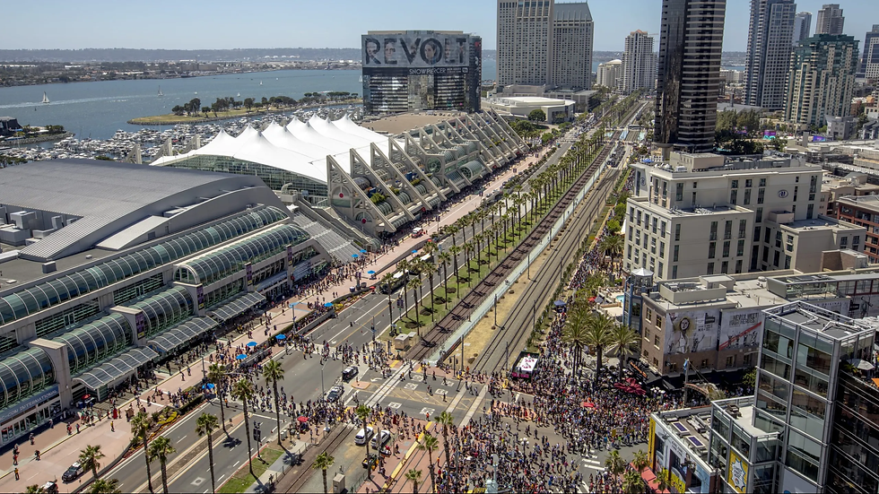 Imagem da entrada principal do Centro de Convenções de San Diego durante a Comic‑Con 2025