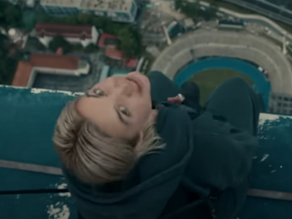 Florence Pugh insistiu em fazer salto arriscado em Thunderbolts e convenceu a Marvel
