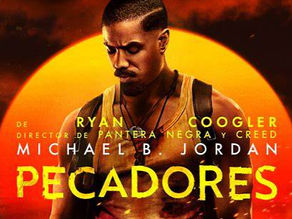 Pôster oficial do filme “Pecadores”, com Michael B. Jordan de cabeça baixa e arma em punho, sobre fundo vermelho intenso com sol ao entardecer e silhuetas misteriosas ao fundo.