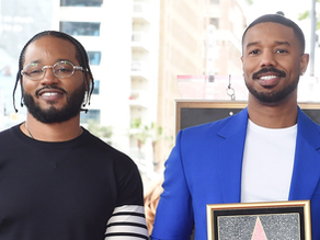 Ryan Coogler e Michael B. Jordan posam juntos durante evento promocional, com Jordan segurando uma placa da Calçada da Fama de Hollywood. Ambos aparecem sorrindo, com trajes casuais e elegantes, representando a parceria consolidada na divulgação do filme Sinners (2025).