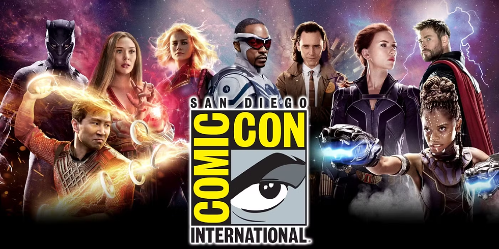 Logo oficial da San Diego Comic-Con International em destaque sobre montagem com heróis da Marvel, incluindo Pantera Negra, Feiticeira Escarlate, Capitã Marvel, Falcão, Loki, Viúva Negra, Thor, Shuri e Shang-Chi, com fundo cósmico.
