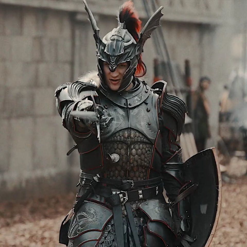 Matt Smith como Daemon Targaryen usando armadura de batalha na série A Casa do Dragão