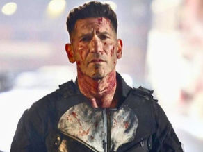 Jon Bernthal caracterizado como Justiceiro, com colete tático marcado por sangue e expressão intensa, em cena de ação no revival do personagem pela Marvel.