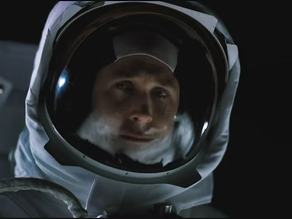 Ryan Gosling em close dramático usando traje espacial branco em "Devoradores de Estrelas" (2025), encarando o vazio do espaço com expressão séria e contemplativa.