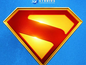 Logotipo dourado e vermelho do Superman em destaque sobre fundo azul com textura, com o texto “SUPERMAN” em letras brancas maiúsculas e o selo da DC Studios no topo.