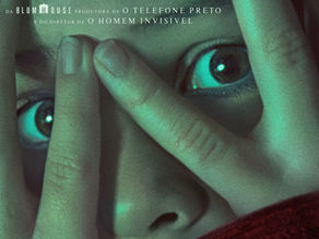 Cartaz do filme "Lobisomem", com uma mulher assustada espiando por entre os dedos das mãos, que cobrem parcialmente seu rosto. O fundo é escuro com iluminação dramática em tons verde-azulados. A frase "Mantenha as coisas ruins do lado de fora" aparece acima do título em destaque. A palavra "LOBISOMEM" está centralizada em fonte branca, com o texto "SOMENTE NOS CINEMAS" em vermelho logo abaixo.