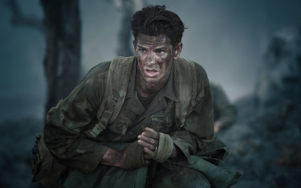 Andrew Garfield como Desmond Doss, exausto e coberto de lama durante a Batalha de Okinawa no filme Até o Último Homem (2016)