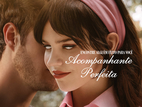 Pôster oficial do filme Acompanhante Perfeita (2025), com Sophie Thatcher em destaque usando uma faixa rosa no cabelo, sorrindo levemente enquanto um homem sussurra em seu ouvido. O texto promocional diz: “Encontre alguém feito para você” e “Uma nova forma de amor dos criadores de Noites Brutais”.