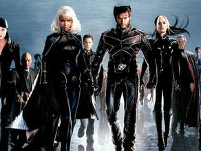 Elenco dos X-Men na trilogia original da Fox, com Wolverine, Tempestade, Ciclope, Vampira, Professor X e Magneto caminhando juntos em traje preto