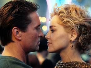 Cena icônica de Instinto Selvagem (1992), com Sharon Stone e Michael Douglas frente a frente em clima de tensão e sedução
