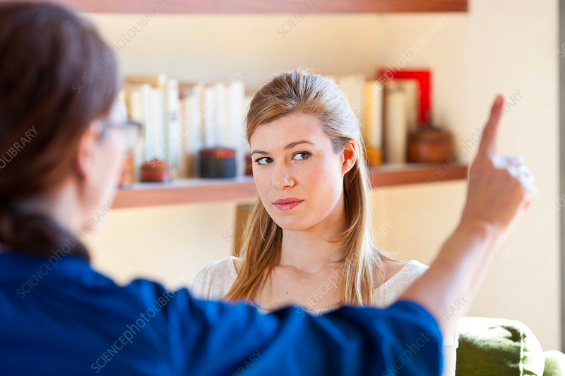 Femme suivant du regard le doigt d'un professionnel.