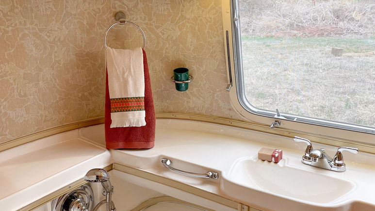 70's Billie the Airstream has a bathtub.