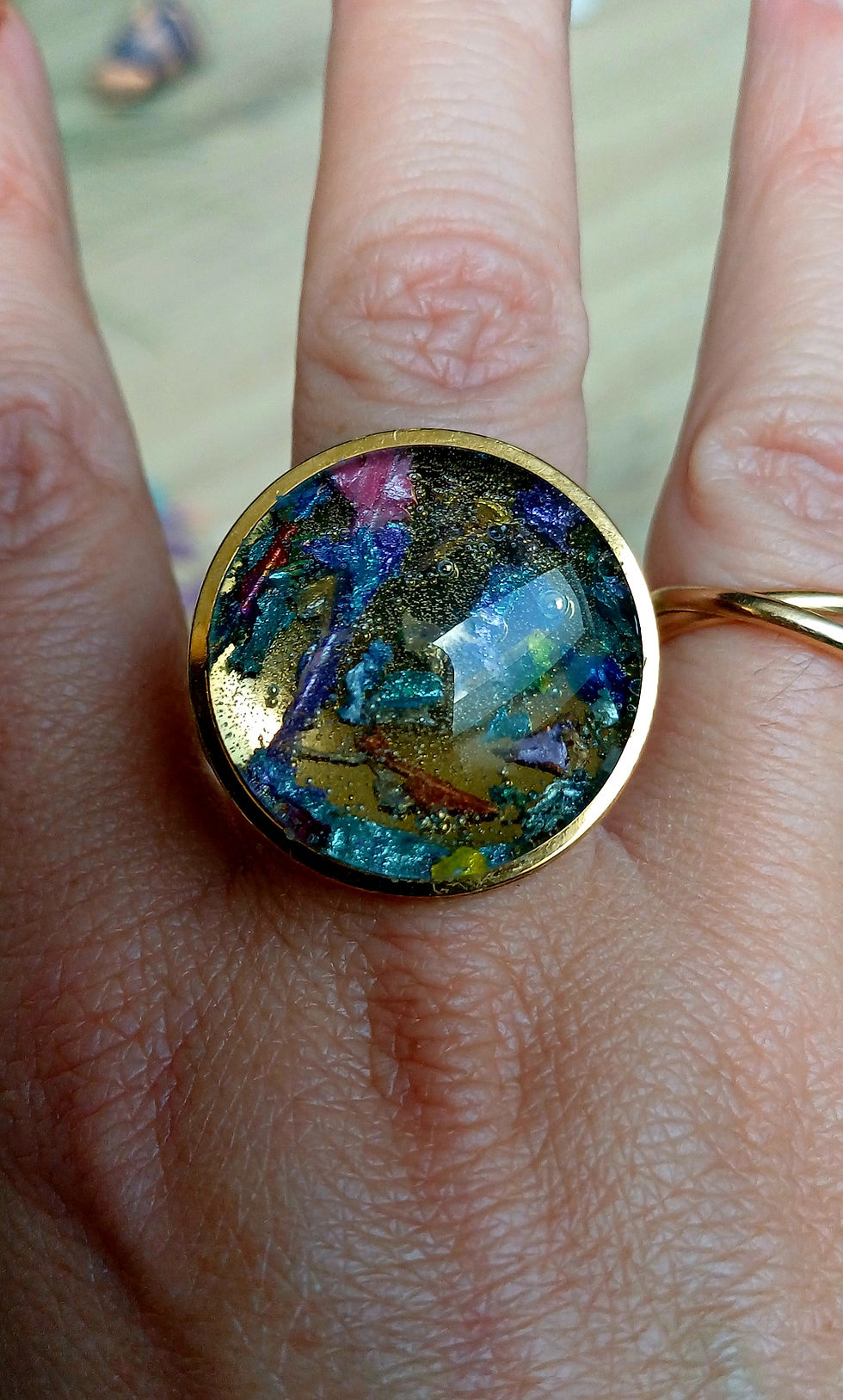 Thumbnail: Sparkle on ring 