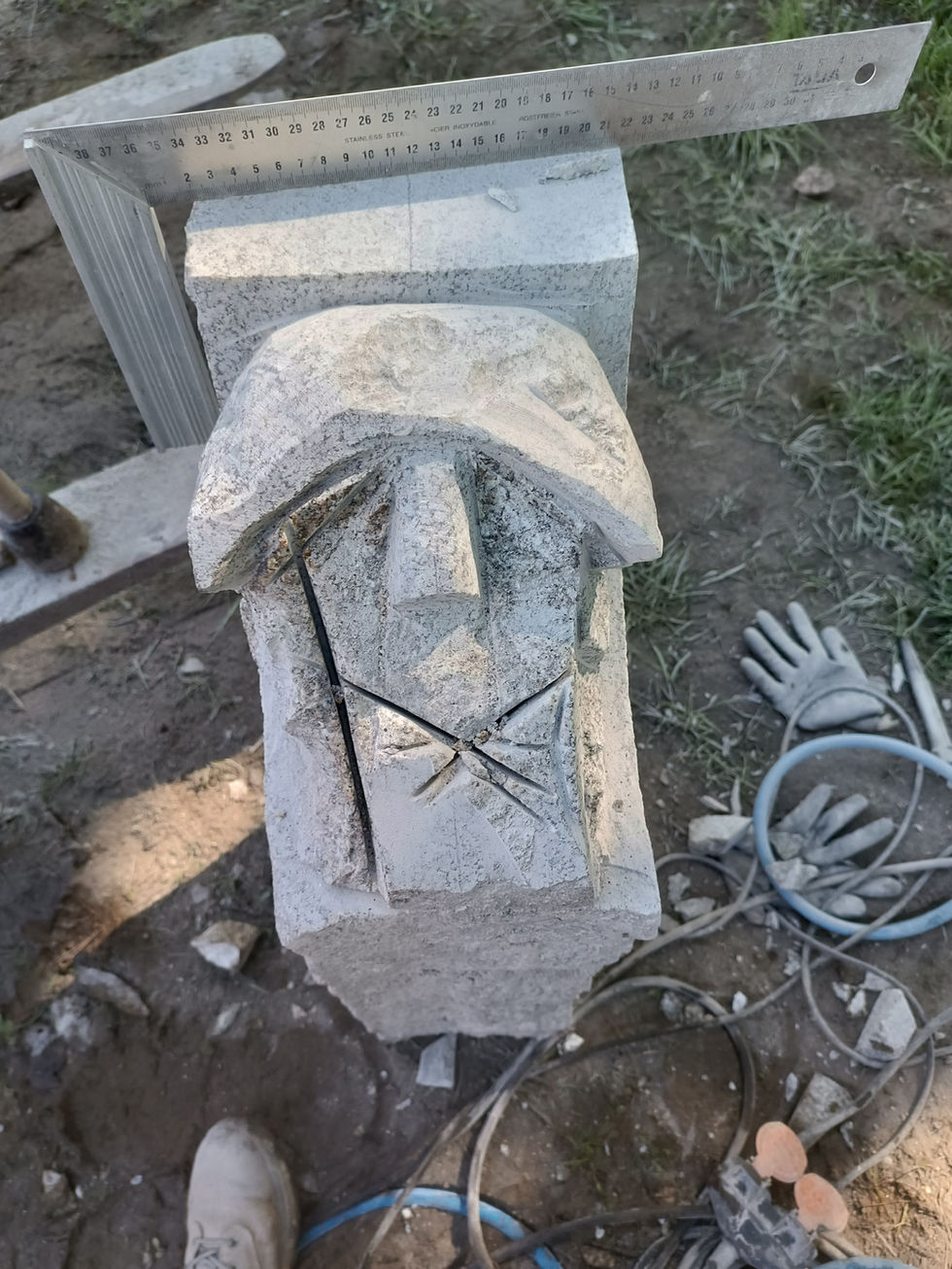 Taille en cours d'un visage sculpté en granit