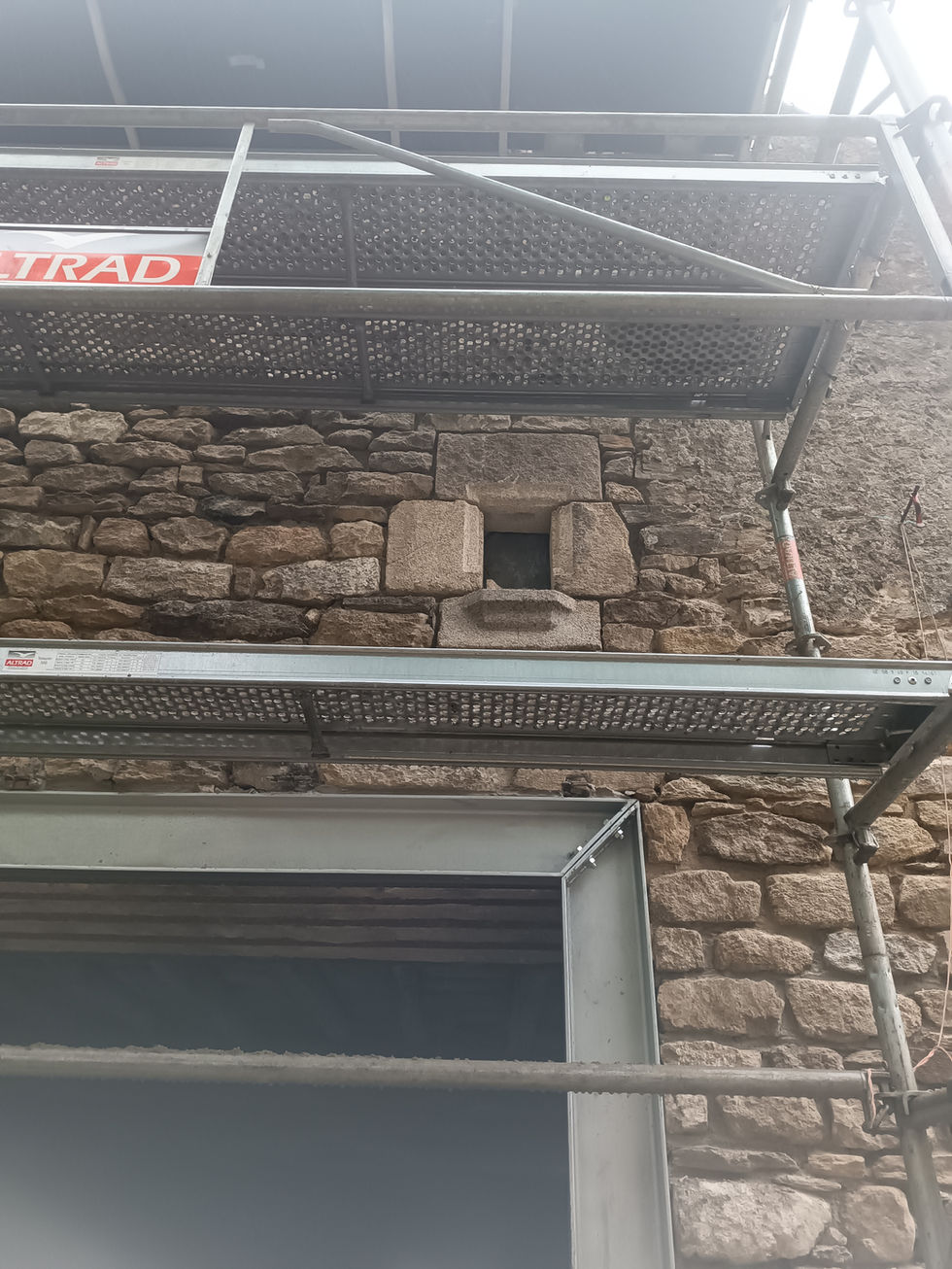 Taille et maçonnerie d'une niche en granit pour statue