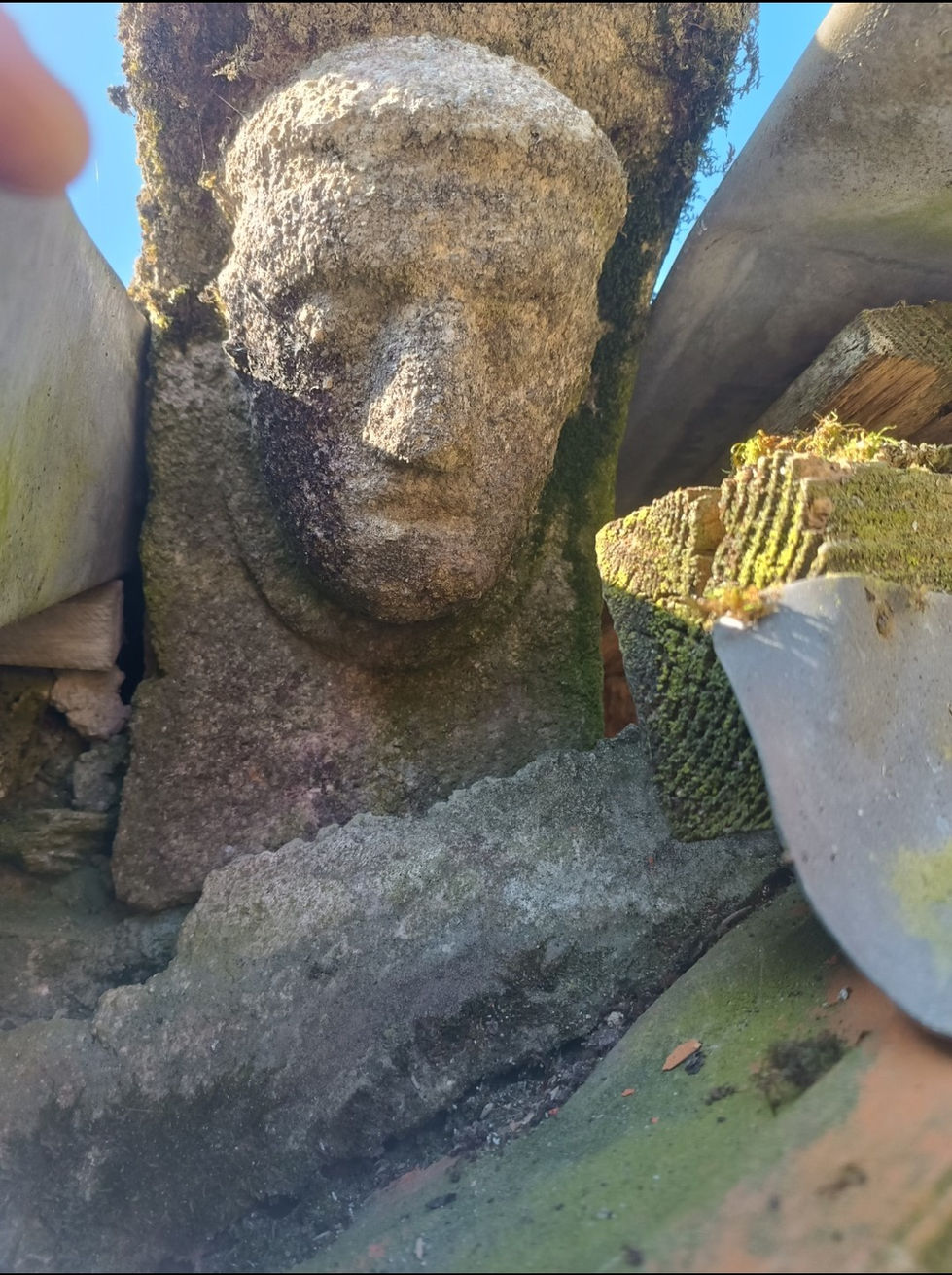 Chimère du XVème siècle sculptée d'un homme en granit