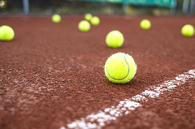 Tennisbälle auf einem Tennisplatz