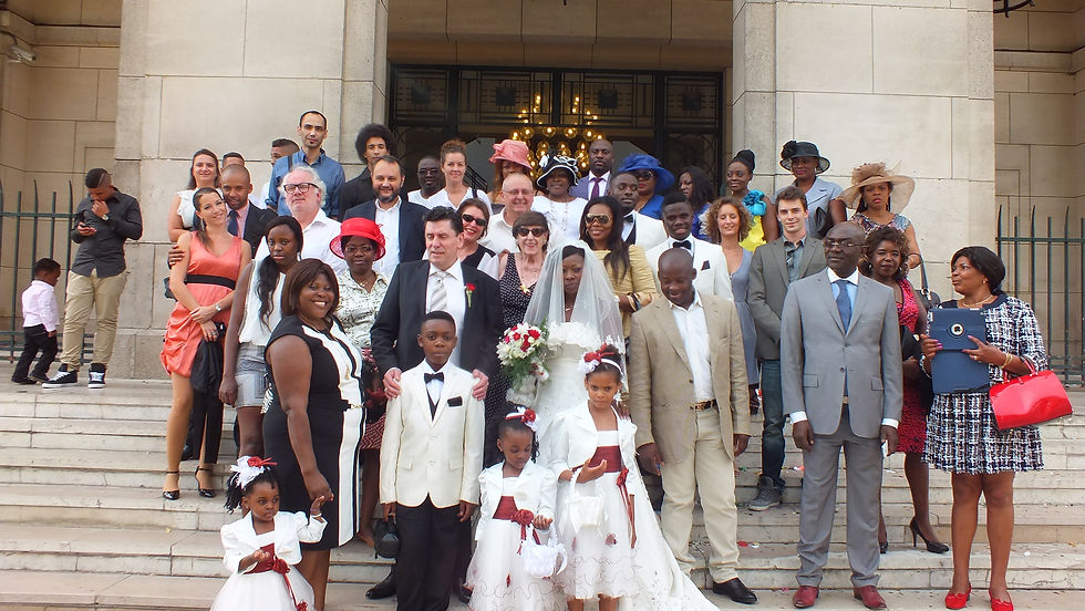 SORTIE DE LA MAIRIE AVEC LA FAMILLE