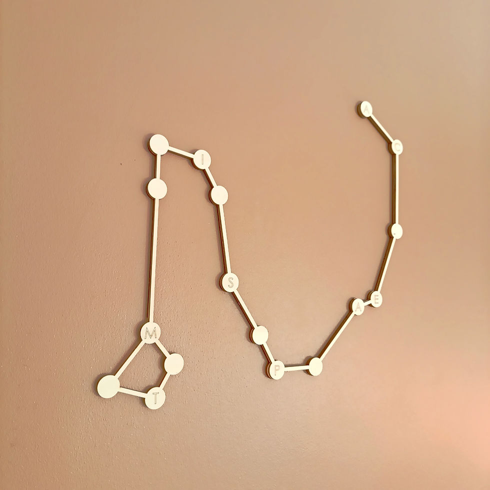 Miniature : Sculpture murale constellation du Dragon – symbole familial en bois clair sur mesure