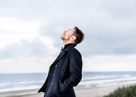 En man i fullständig harmoni i livets alla parametrar