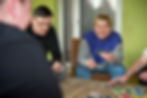 Stiftung_Gaertnerhaus_Klienten Klientinnen beim UNO spielen_3724.JPG