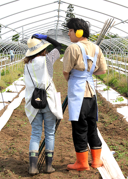 利用者さんによる、支柱を抜く作業