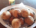 Bolinhos de mandioca com camarão.