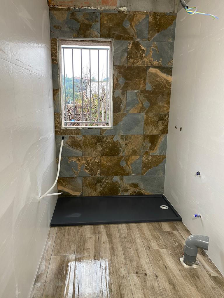 alicatado de reforma de baño en Ribas de Freser barcelona, albañileria, alicatadores barcelona, empresa de reformas de viviendas en barcelona, construccion.