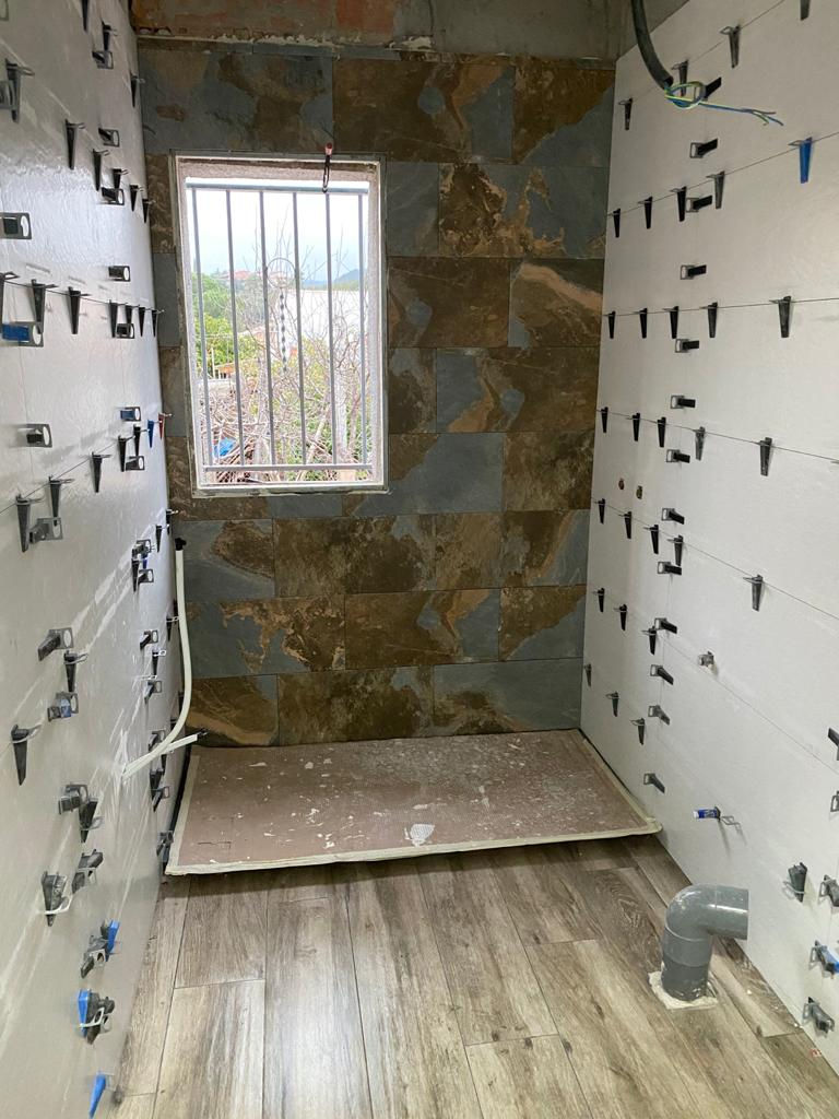 alicatado de reforma de baño en Ribas de Freser barcelona, albañileria, alicatadores barcelona, empresa de reformas de viviendas en barcelona, construccion.