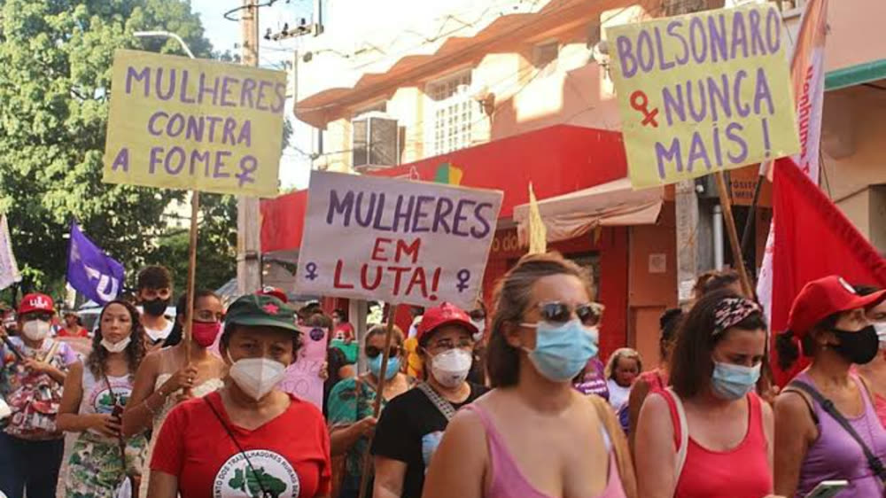 Coletivo reunido em espaço público