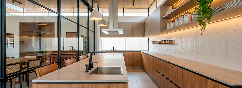 Cozinha moderna com bancada de madeira, pia preta, prateleiras com potes e plantas pendentes. Iluminação suave e janelas amplas.